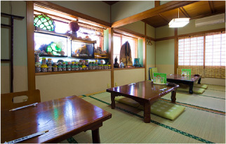 朝日寿司の個室(和室)。お子様連れのお客様や宴会などでご活用いただけます！